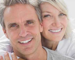 pareja con implantes dentales-sonriente